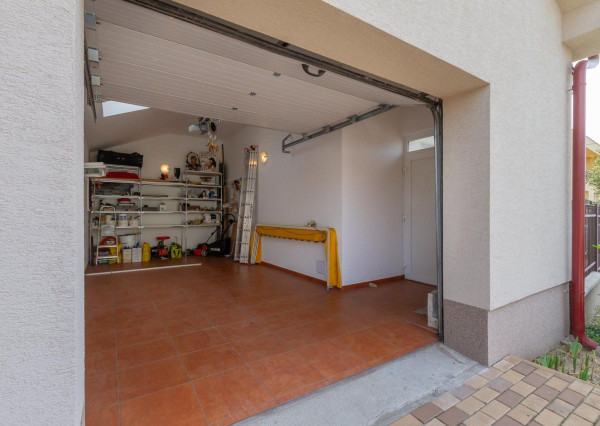 PREDANÉ,6. izb. rodinný dom nachádzajúci sa v srdci Stupavy.