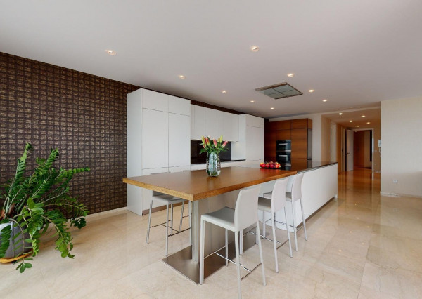 Prenajaté: BONAPARTE -HRADNÝ VRCH, 3 izb.byt 158 m2 + terasa 18 m2 + parking.