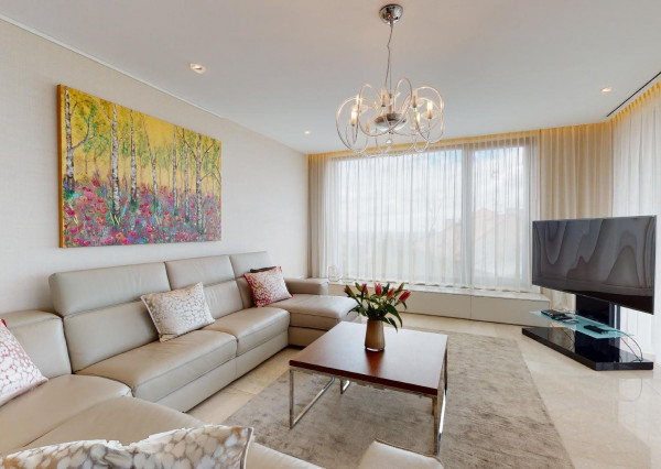 Prenajaté: BONAPARTE -HRADNÝ VRCH, 3 izb.byt 158 m2 + terasa 18 m2 + parking.