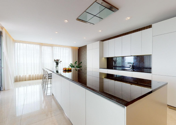 Prenajaté: BONAPARTE -HRADNÝ VRCH, 3 izb.byt 158 m2 + terasa 18 m2 + parking.