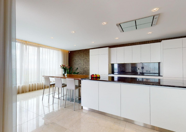 Prenajaté: BONAPARTE -HRADNÝ VRCH, 3 izb.byt 158 m2 + terasa 18 m2 + parking.