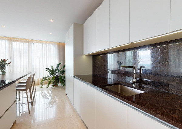 Prenajaté: BONAPARTE -HRADNÝ VRCH, 3 izb.byt 158 m2 + terasa 18 m2 + parking.