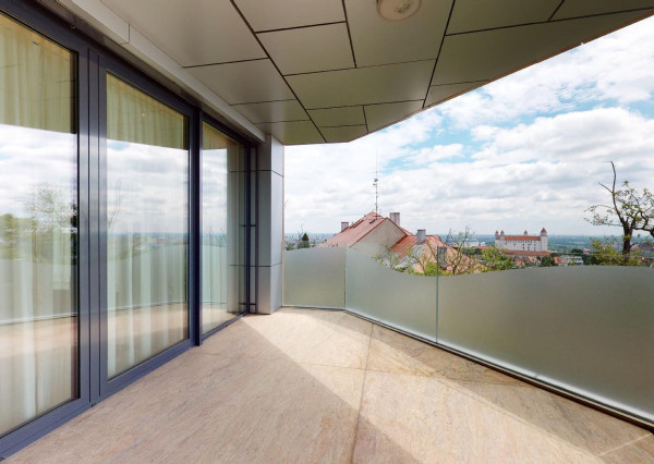 Prenajaté: BONAPARTE -HRADNÝ VRCH, 3 izb.byt 158 m2 + terasa 18 m2 + parking.