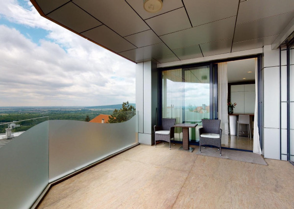 Prenajaté: BONAPARTE -HRADNÝ VRCH, 3 izb.byt 158 m2 + terasa 18 m2 + parking.