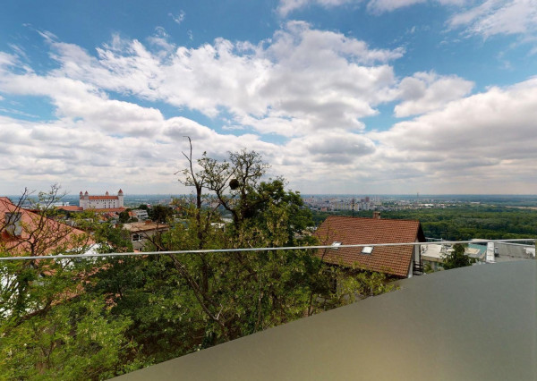 Prenajaté: BONAPARTE -HRADNÝ VRCH, 3 izb.byt 158 m2 + terasa 18 m2 + parking.