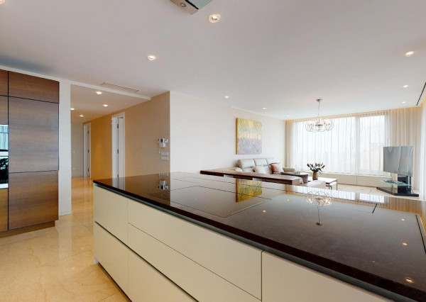 Prenajaté: BONAPARTE -HRADNÝ VRCH, 3 izb.byt 158 m2 + terasa 18 m2 + parking.