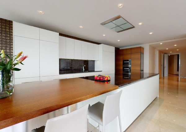 Prenajaté: BONAPARTE -HRADNÝ VRCH, 3 izb.byt 158 m2 + terasa 18 m2 + parking.