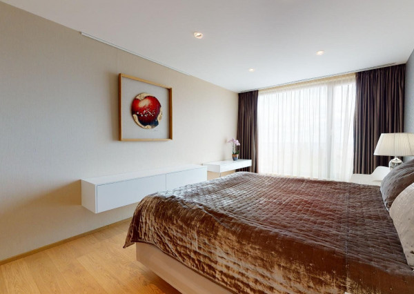 Prenajaté: BONAPARTE -HRADNÝ VRCH, 3 izb.byt 158 m2 + terasa 18 m2 + parking.