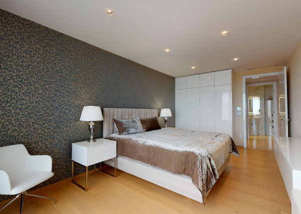 Prenajaté: BONAPARTE -HRADNÝ VRCH, 3 izb.byt 158 m2 + terasa 18 m2 + parking.