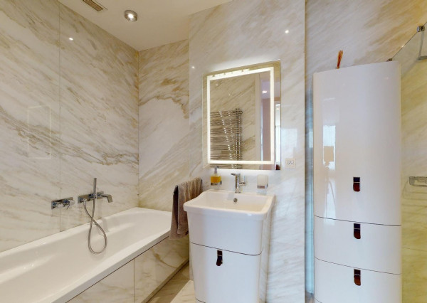 Prenajaté: BONAPARTE -HRADNÝ VRCH, 3 izb.byt 158 m2 + terasa 18 m2 + parking.