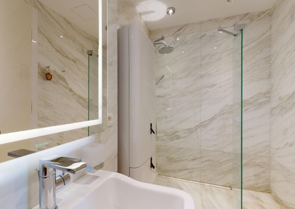 Prenajaté: BONAPARTE -HRADNÝ VRCH, 3 izb.byt 158 m2 + terasa 18 m2 + parking.