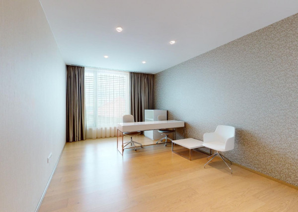 Prenajaté: BONAPARTE -HRADNÝ VRCH, 3 izb.byt 158 m2 + terasa 18 m2 + parking.