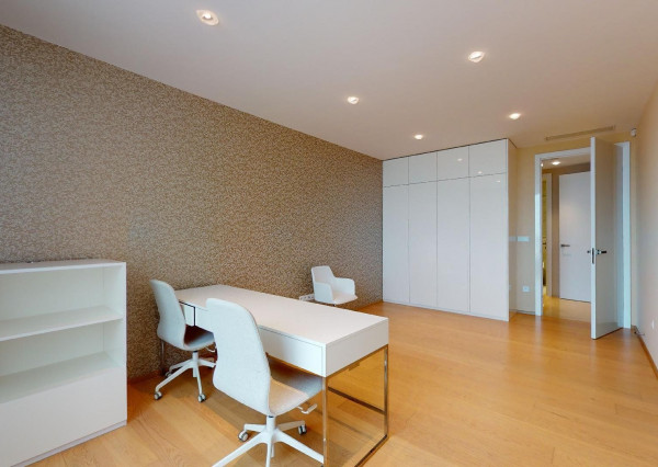 Prenajaté: BONAPARTE -HRADNÝ VRCH, 3 izb.byt 158 m2 + terasa 18 m2 + parking.