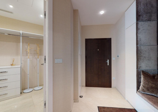 Prenajaté: BONAPARTE -HRADNÝ VRCH, 3 izb.byt 158 m2 + terasa 18 m2 + parking.