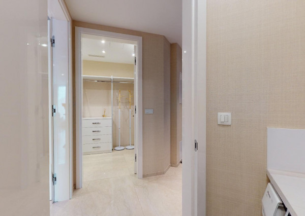 Prenajaté: BONAPARTE -HRADNÝ VRCH, 3 izb.byt 158 m2 + terasa 18 m2 + parking.