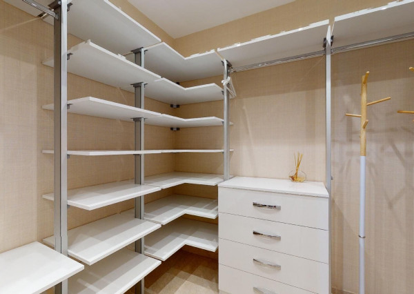 Prenajaté: BONAPARTE -HRADNÝ VRCH, 3 izb.byt 158 m2 + terasa 18 m2 + parking.