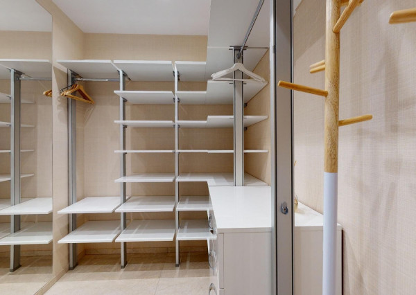 Prenajaté: BONAPARTE -HRADNÝ VRCH, 3 izb.byt 158 m2 + terasa 18 m2 + parking.