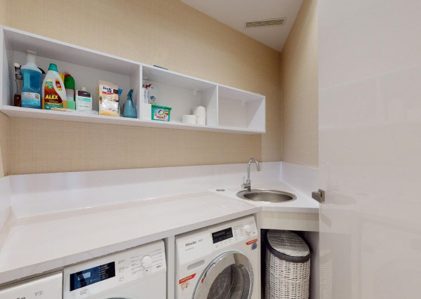 Prenajaté: BONAPARTE -HRADNÝ VRCH, 3 izb.byt 158 m2 + terasa 18 m2 + parking.