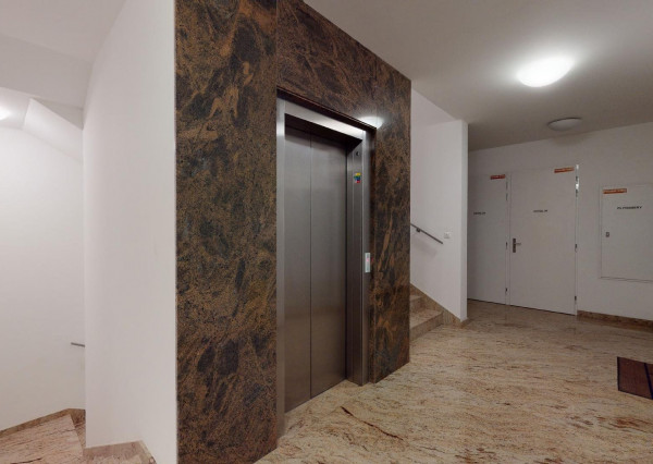 Prenajaté: BONAPARTE -HRADNÝ VRCH, 3 izb.byt 158 m2 + terasa 18 m2 + parking.