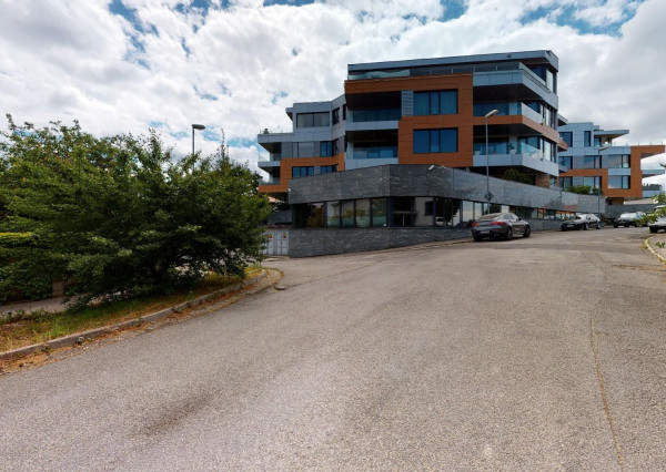 Prenajaté: BONAPARTE -HRADNÝ VRCH, 3 izb.byt 158 m2 + terasa 18 m2 + parking.