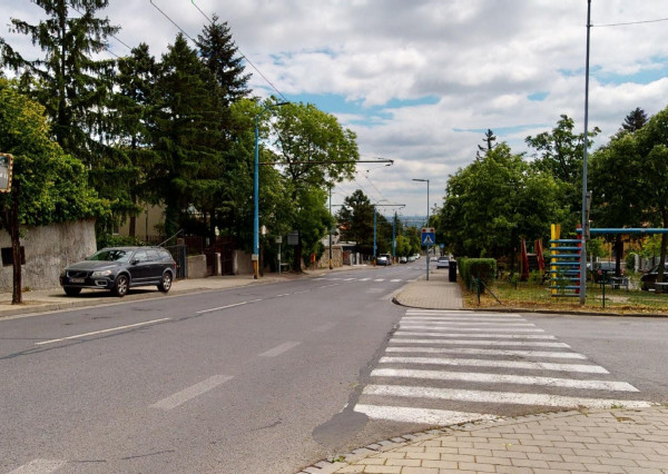 Prenajaté: BONAPARTE -HRADNÝ VRCH, 3 izb.byt 158 m2 + terasa 18 m2 + parking.