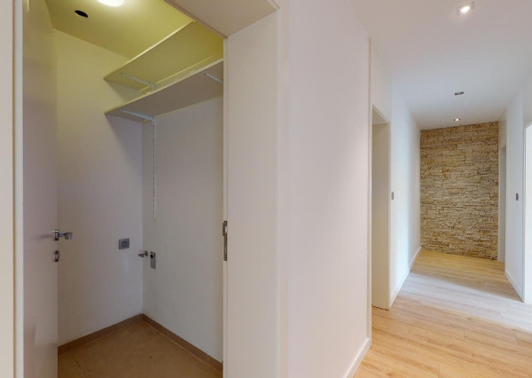 PRENAJATÉ: HRADNÝ VRCH, ul. Drotárska - 4 izb. byt 122m2 + logia 14m2 + parking.