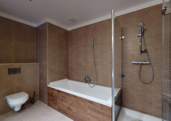 PRENAJATÉ: HRADNÝ VRCH, ul. Drotárska - 4 izb. byt 122m2 + logia 14m2 + parking.