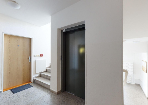 PRENAJATÉ: HRADNÝ VRCH, ul. Drotárska - 4 izb. byt 122m2 + logia 14m2 + parking.