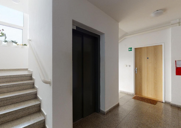 PRENAJATÉ: HRADNÝ VRCH, ul. Drotárska - 4 izb. byt 122m2 + logia 14m2 + parking.