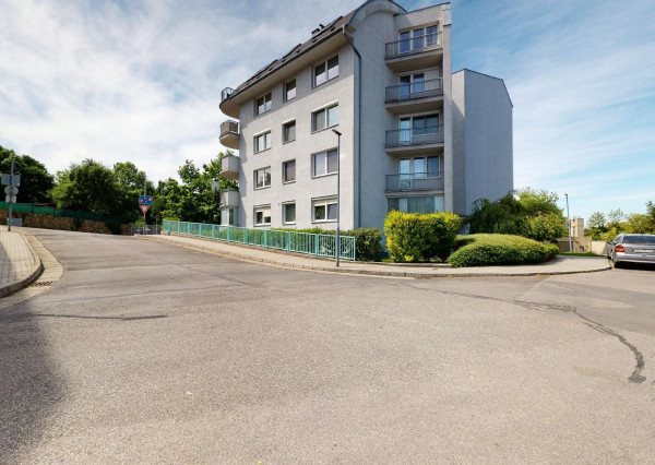 PRENAJATÉ: HRADNÝ VRCH, ul. Drotárska - 4 izb. byt 122m2 + logia 14m2 + parking.