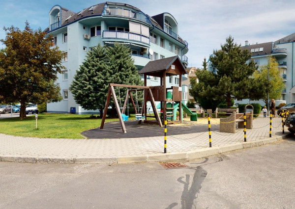 PRENAJATÉ: HRADNÝ VRCH, ul. Drotárska - 4 izb. byt 122m2 + logia 14m2 + parking.