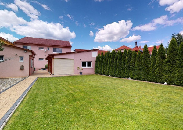 PREDANÉ -V blízkosti Stupavského parku 7 izbový rodinný dom, pozemok 634 m2, 3 garáž. STUPAVA