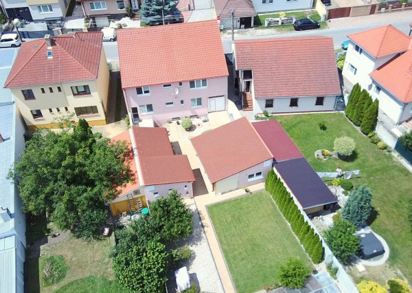 PREDANÉ -V blízkosti Stupavského parku 7 izbový rodinný dom, pozemok 634 m2, 3 garáž. STUPAVA