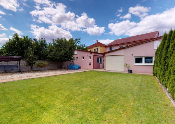 PREDANÉ -V blízkosti Stupavského parku 7 izbový rodinný dom, pozemok 634 m2, 3 garáž. STUPAVA