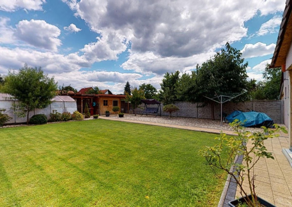 PREDANÉ -V blízkosti Stupavského parku 7 izbový rodinný dom, pozemok 634 m2, 3 garáž. STUPAVA