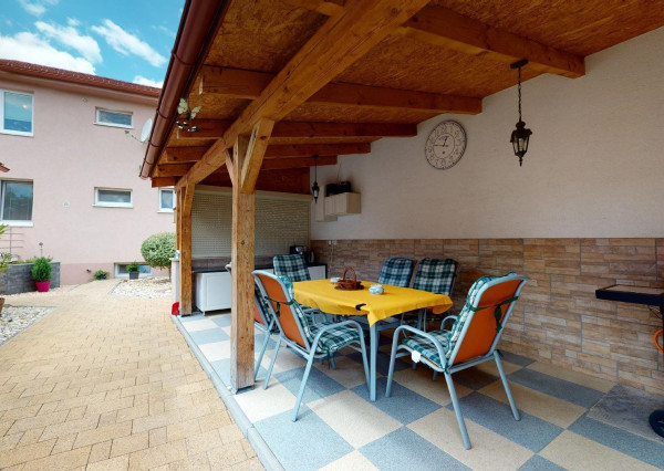 PREDANÉ -V blízkosti Stupavského parku 7 izbový rodinný dom, pozemok 634 m2, 3 garáž. STUPAVA