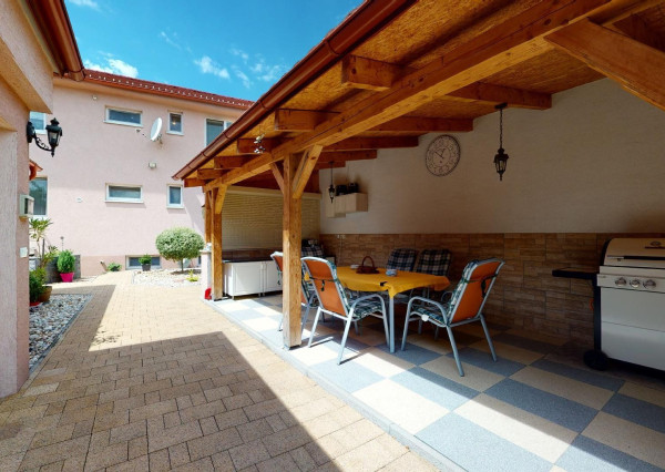 PREDANÉ -V blízkosti Stupavského parku 7 izbový rodinný dom, pozemok 634 m2, 3 garáž. STUPAVA