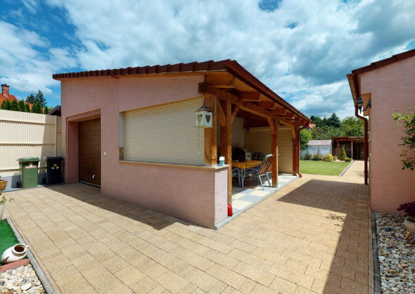 PREDANÉ -V blízkosti Stupavského parku 7 izbový rodinný dom, pozemok 634 m2, 3 garáž. STUPAVA