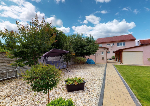 PREDANÉ -V blízkosti Stupavského parku 7 izbový rodinný dom, pozemok 634 m2, 3 garáž. STUPAVA