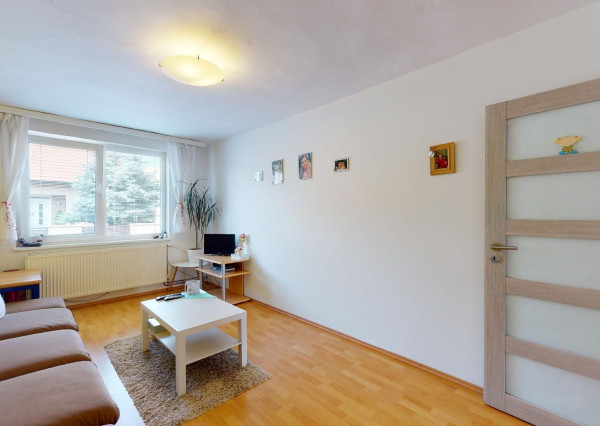 PREDANÉ -V blízkosti Stupavského parku 7 izbový rodinný dom, pozemok 634 m2, 3 garáž. STUPAVA