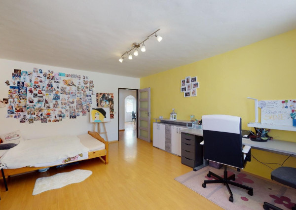 PREDANÉ -V blízkosti Stupavského parku 7 izbový rodinný dom, pozemok 634 m2, 3 garáž. STUPAVA