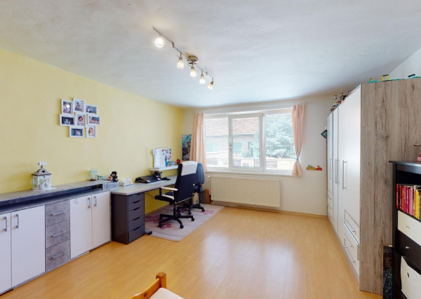 PREDANÉ -V blízkosti Stupavského parku 7 izbový rodinný dom, pozemok 634 m2, 3 garáž. STUPAVA