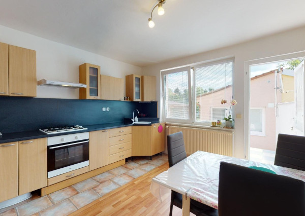 PREDANÉ -V blízkosti Stupavského parku 7 izbový rodinný dom, pozemok 634 m2, 3 garáž. STUPAVA