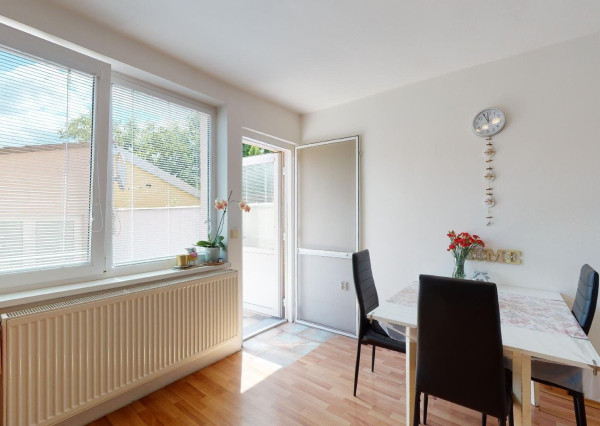 PREDANÉ -V blízkosti Stupavského parku 7 izbový rodinný dom, pozemok 634 m2, 3 garáž. STUPAVA