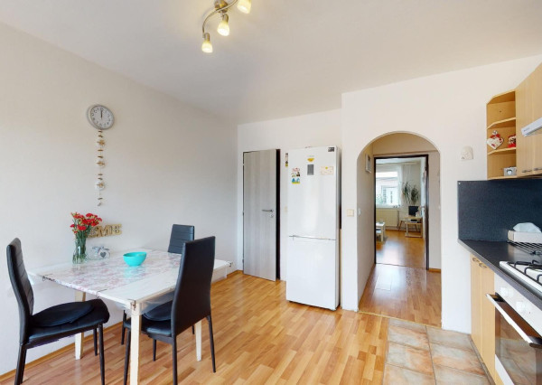 PREDANÉ -V blízkosti Stupavského parku 7 izbový rodinný dom, pozemok 634 m2, 3 garáž. STUPAVA