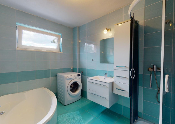 PREDANÉ -V blízkosti Stupavského parku 7 izbový rodinný dom, pozemok 634 m2, 3 garáž. STUPAVA