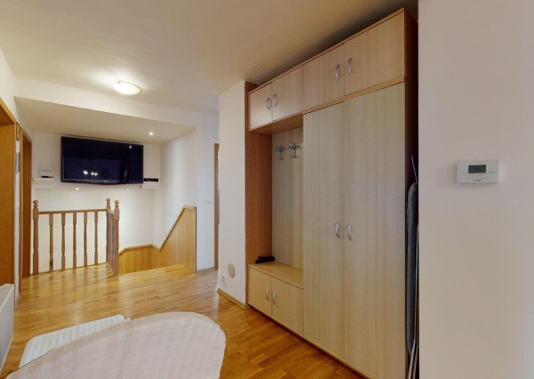 PREDANÉ -V blízkosti Stupavského parku 7 izbový rodinný dom, pozemok 634 m2, 3 garáž. STUPAVA