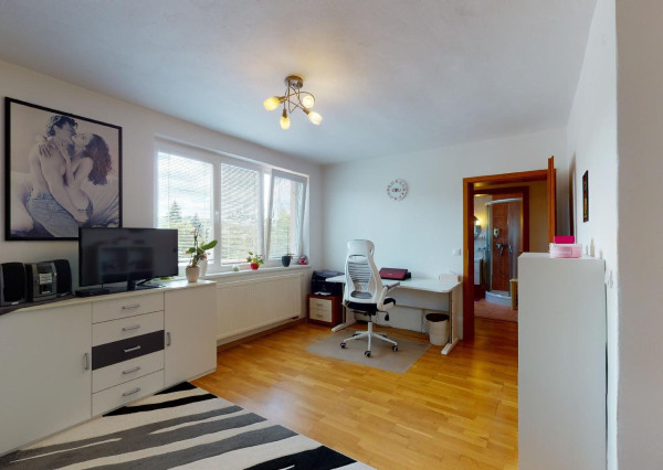 PREDANÉ -V blízkosti Stupavského parku 7 izbový rodinný dom, pozemok 634 m2, 3 garáž. STUPAVA