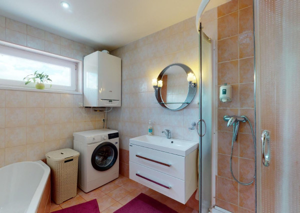 PREDANÉ -V blízkosti Stupavského parku 7 izbový rodinný dom, pozemok 634 m2, 3 garáž. STUPAVA