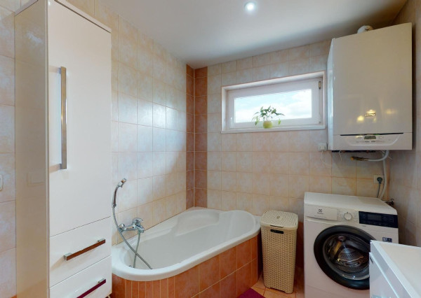 PREDANÉ -V blízkosti Stupavského parku 7 izbový rodinný dom, pozemok 634 m2, 3 garáž. STUPAVA